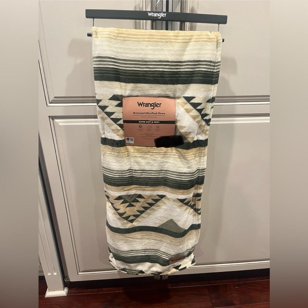 Wrangler Plush Throw Blanket in Green and Cream
